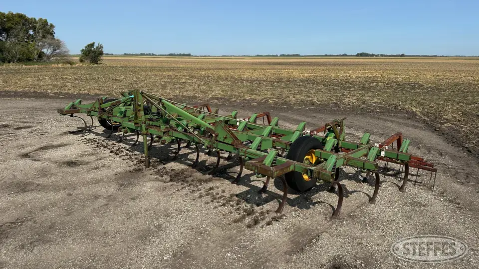 John Deere 1100 Field Cultivator