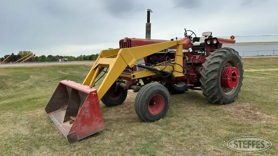 1966 Farmall 806 2WD Tractor