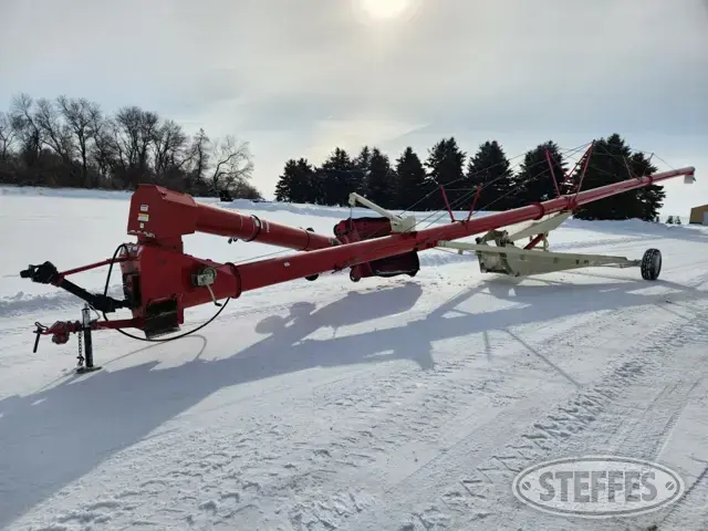 Buhler Farm King 1385