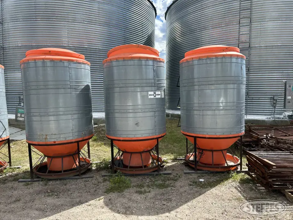 Sioux Big 'O' Feeders and Bunk
