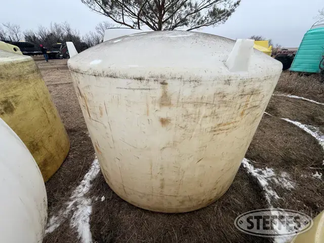 1,600 gal. poly tank