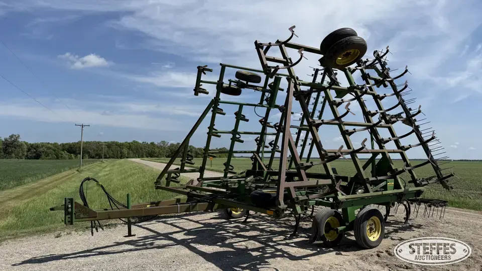 John Deere 960 Field Cultivator