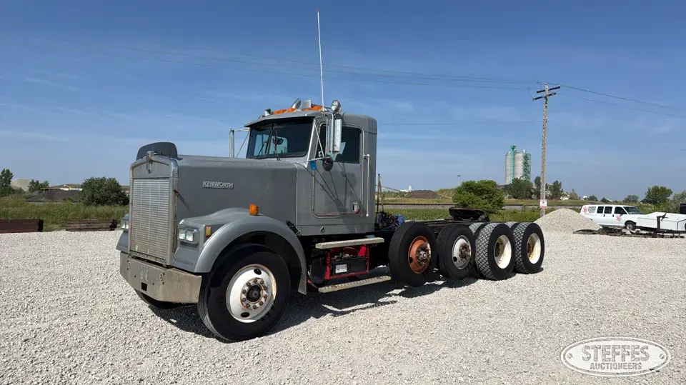1992 Kenworth W900B Conventional Truck without Sleeper