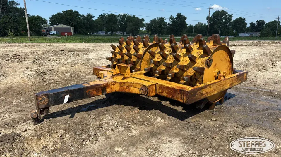 Pull-type padfoot compactor Rolling Packer
