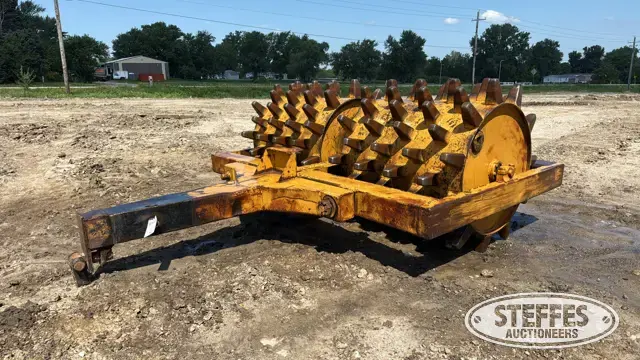 Pull-type padfoot compactor