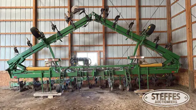 Strip till fertilizer bar