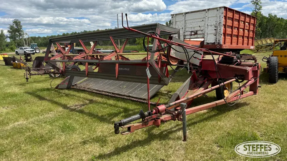 Versatile 10 Pull-Type Swather