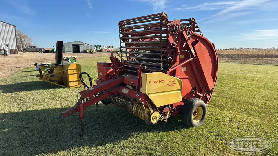 New Holland 850 Round Baler