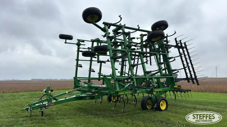 John Deere 2210 Field Cultivator