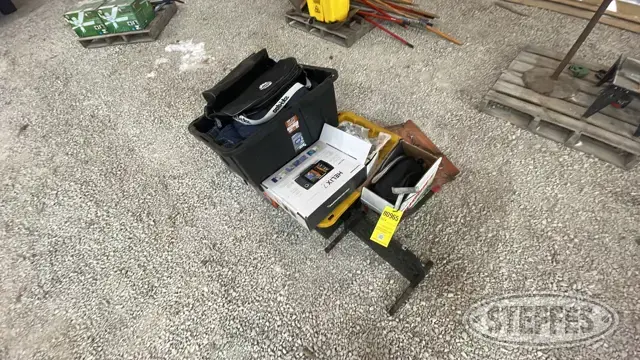 (4) Snowmobile Helmets, Helix 7