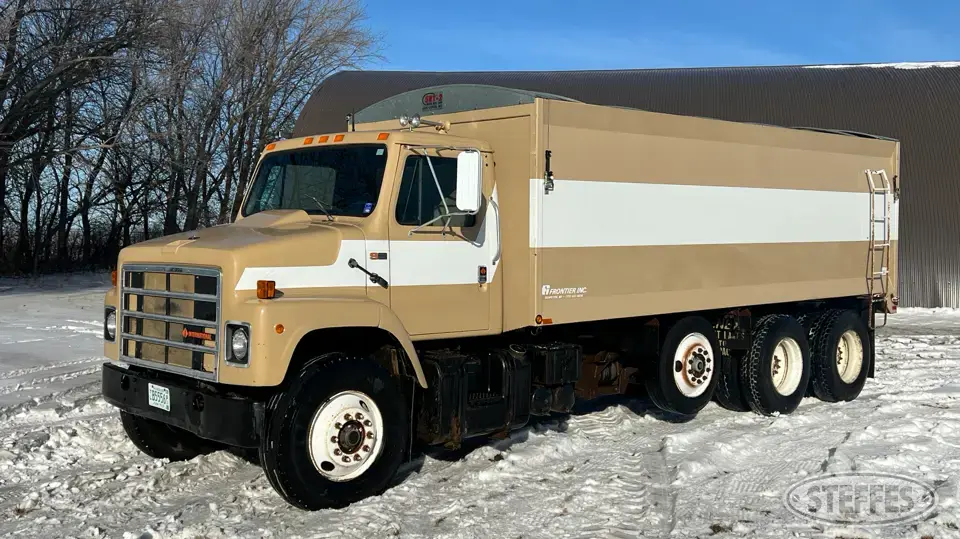 1988 International S2300 Tri-Axle Boxed Truck