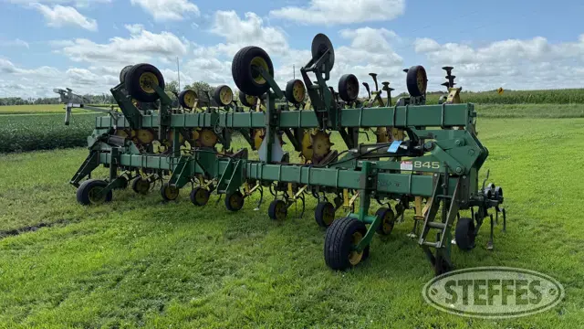 John Deere 845