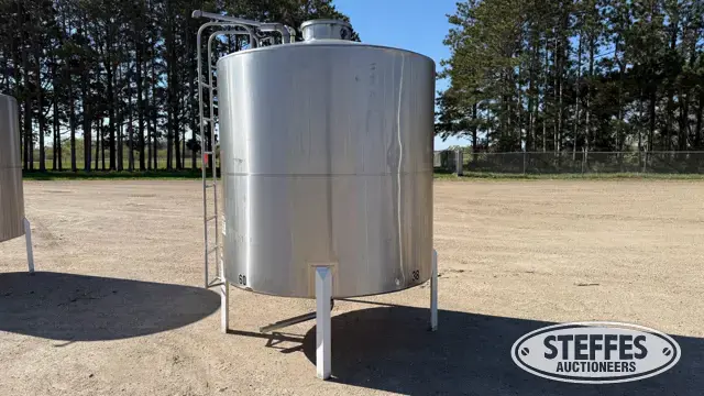 1,600 gal. SS tank