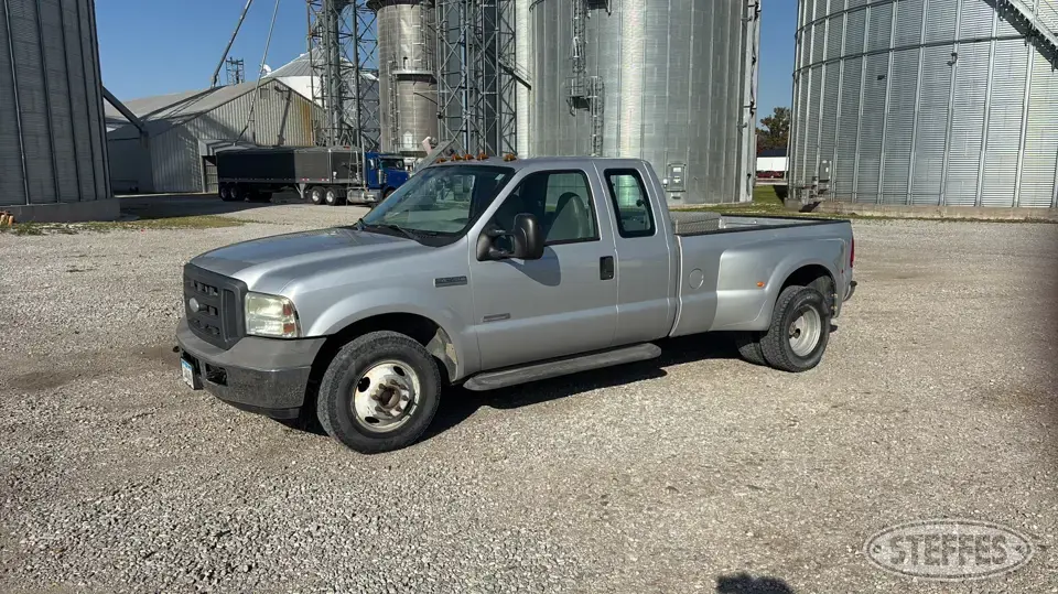 2005 Ford Super Duty F-350 XL 1 Ton Pickup