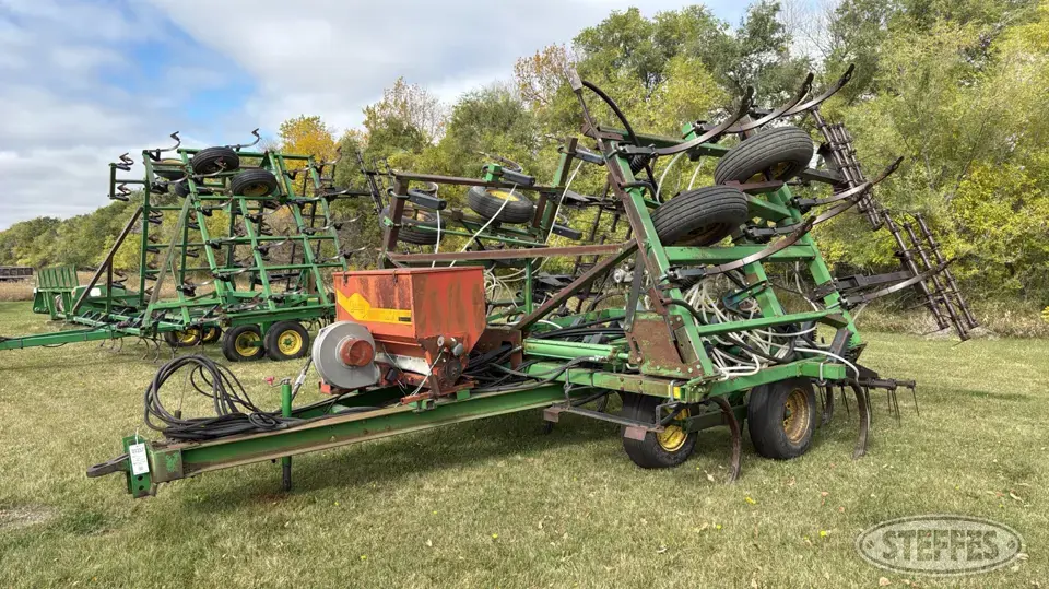 John Deere 610 Chisel Plow