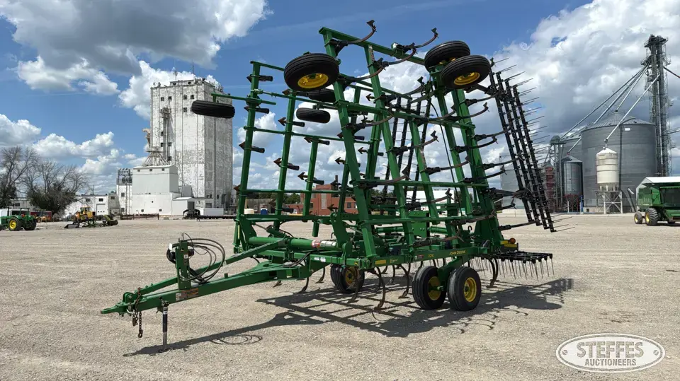 2014 John Deere 2210 Field Cultivator