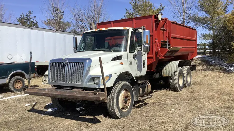 2006 International 7400 Feed Truck