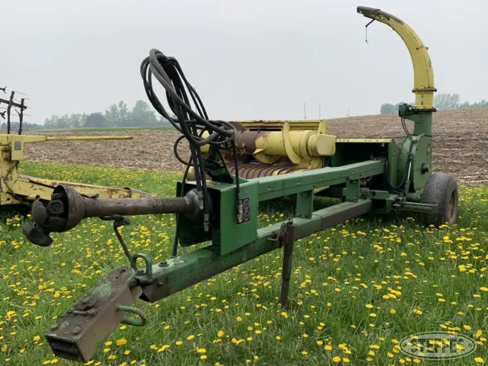 John Deere 3960 Self-Propelled Harvester