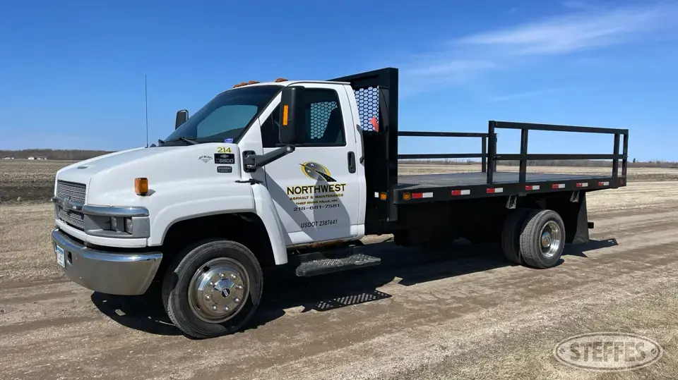 2005 GMC C5500 Flatbed Truck