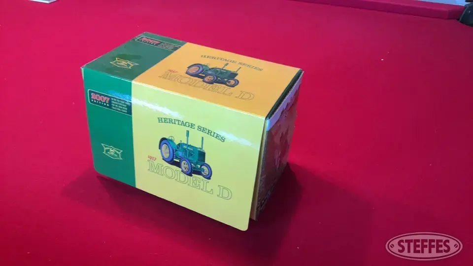 John Deere 1937 D Heritage Series Toy