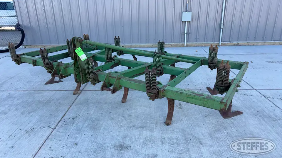 John Deere 100 Chisel Plow