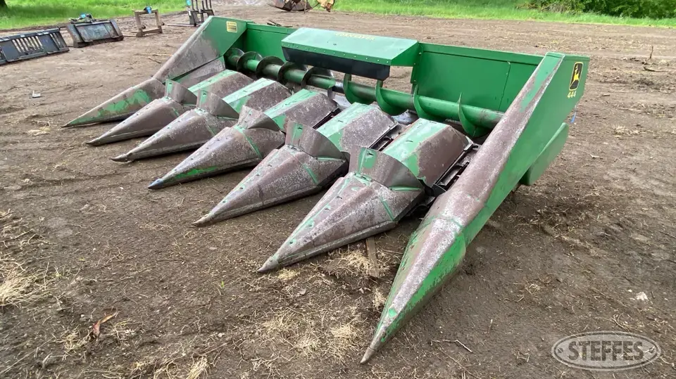 John Deere 643 Corn Head