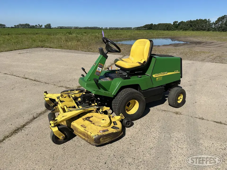John Deere F725 Lawn Tractor