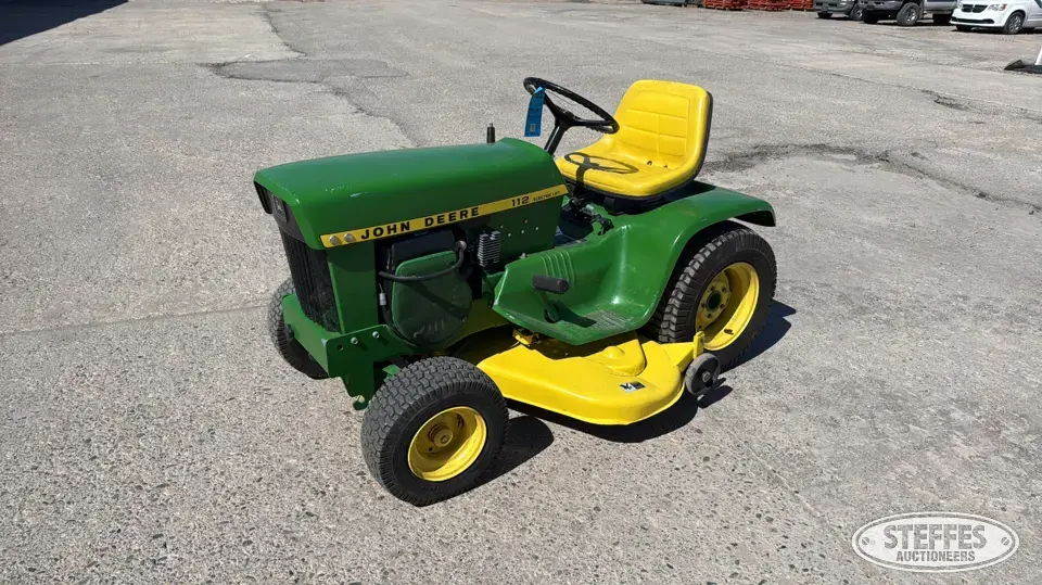 John Deere 112 Lawn Tractor