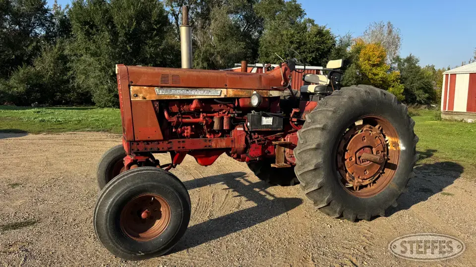 1967 Farmall 856 2WD Tractor