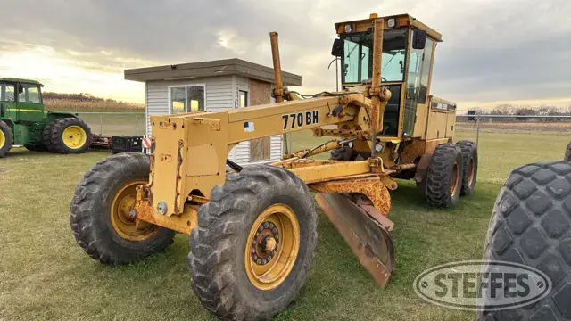1990 John Deere 770BH
