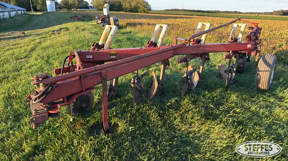 International 720 Automatic Plow