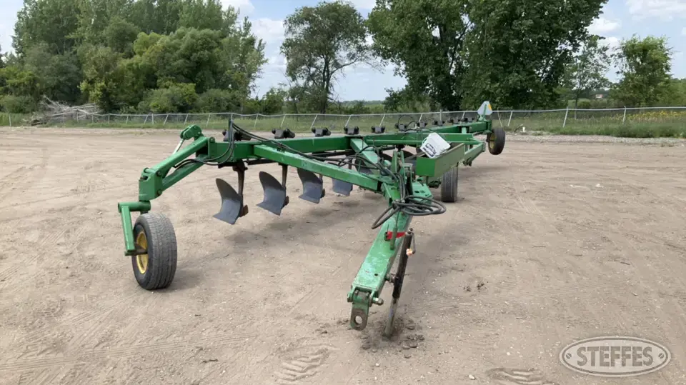 John Deere 3710 Plow