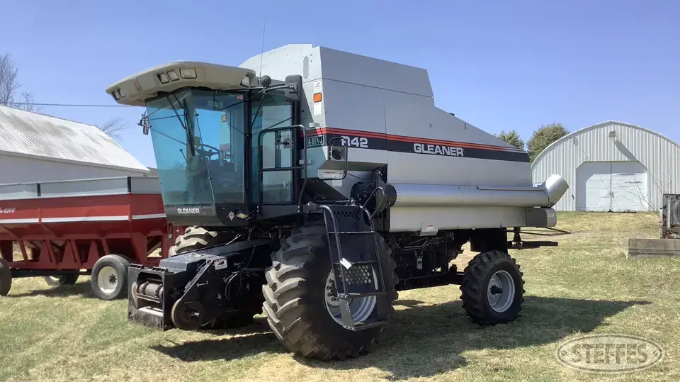 1998 Gleaner R42 Combine