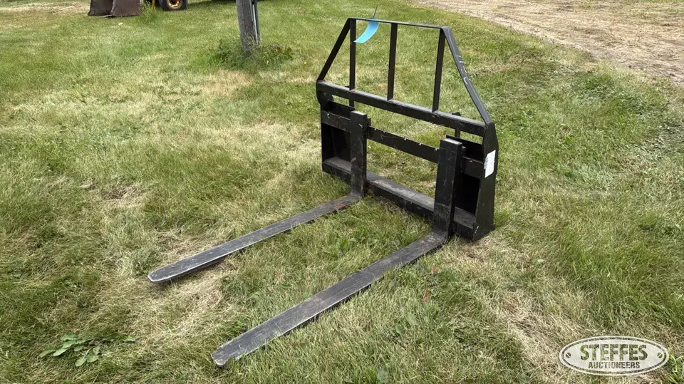 Skid steer pallet forks Skid Steer Fork