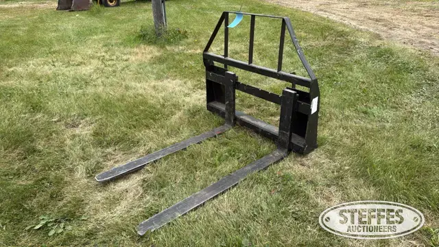 Skid steer pallet forks