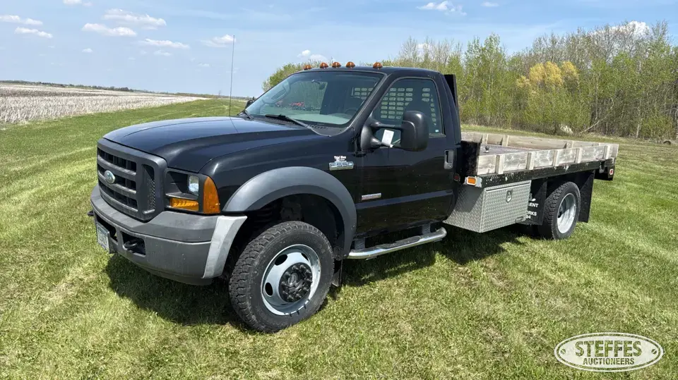 2007 Ford Super Duty F-550 XL Flatbed Truck