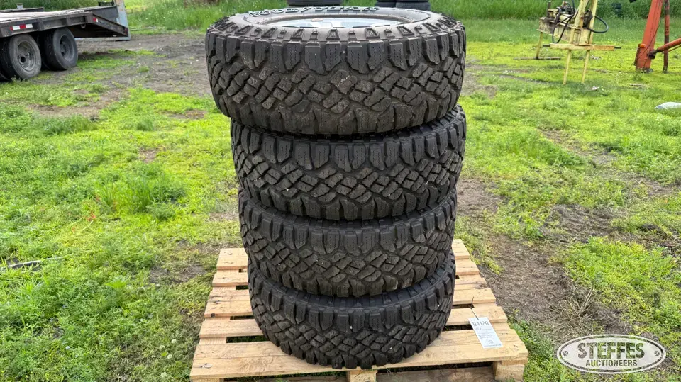 (4) Goodyear Wrangler 285/70R17 tires Passenger-Light Truck Tire
