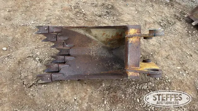 Loader backhoe frost bucket