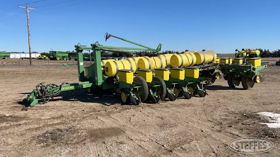 1993 John Deere 7200 Conservation 12 or More Row Planter
