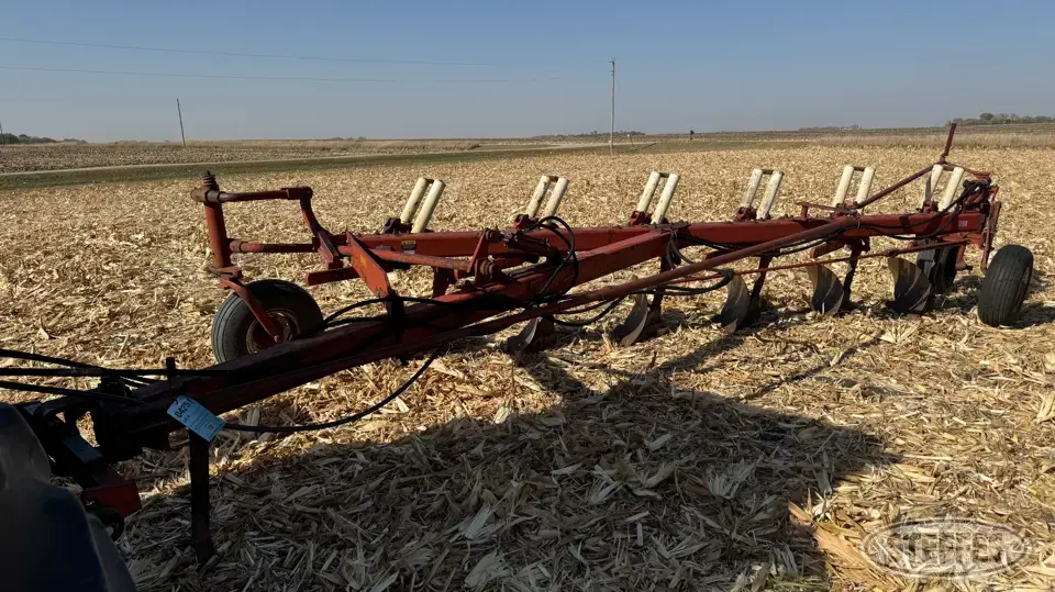 International 720 Plow