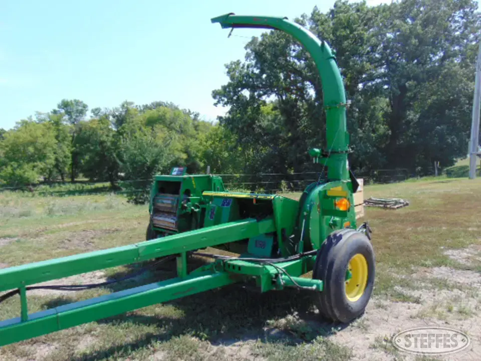 John Deere 3975 Pull-Type Harvester