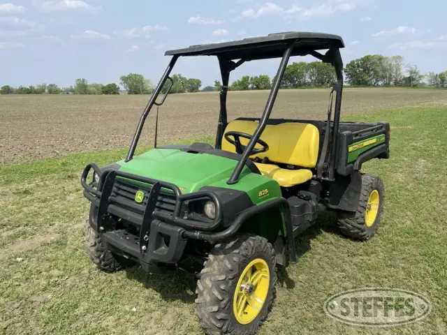 2013 John Deere 825i