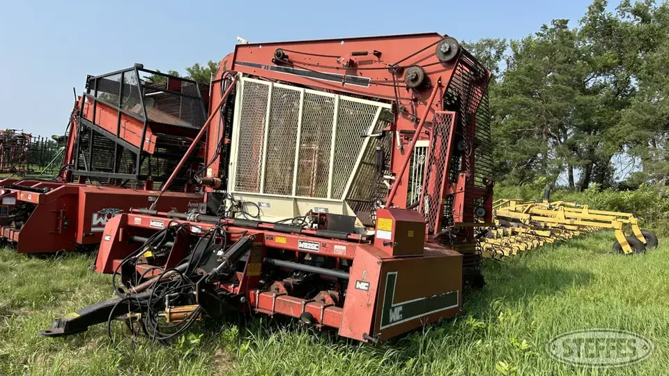 WIC W826C Sugarbeet Harvester