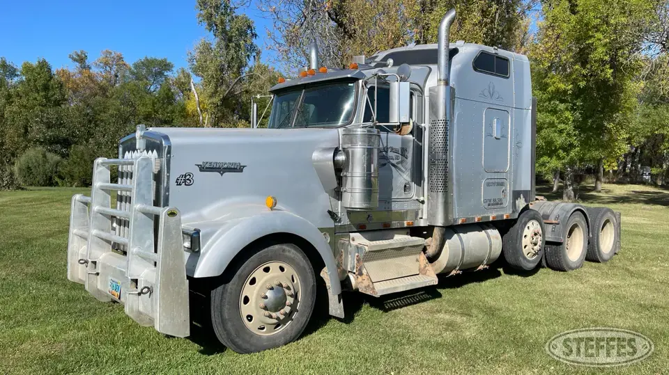 1999 Kenworth W900L Conventional Truck with Sleeper