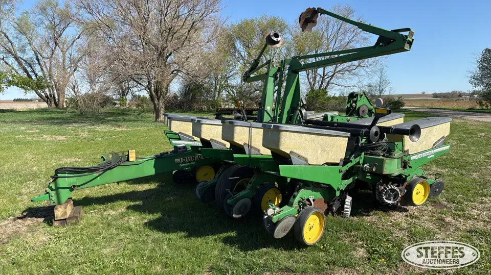 1996 John Deere 1760 Conservation 12 or More Row Planter