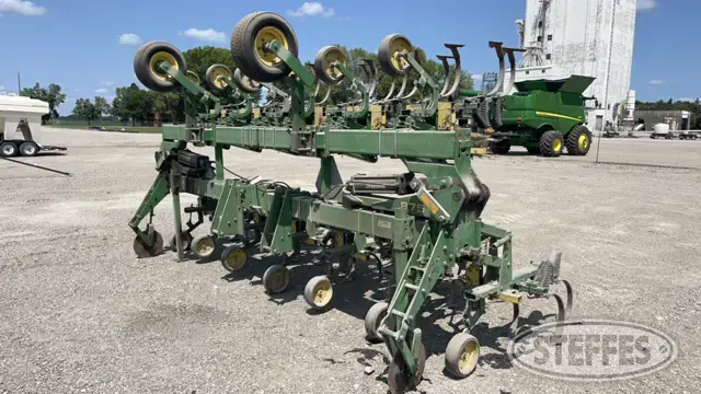 John Deere 875