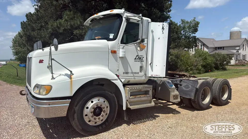 2001 International 9200i Conventional Truck without Sleeper