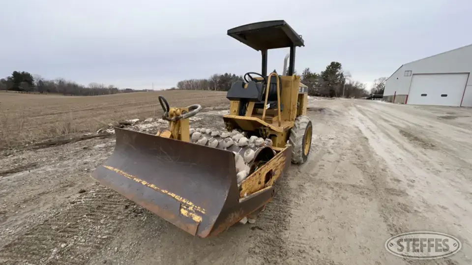 1997 Cat CP-323C Self-Propelled Padfoot Compactor