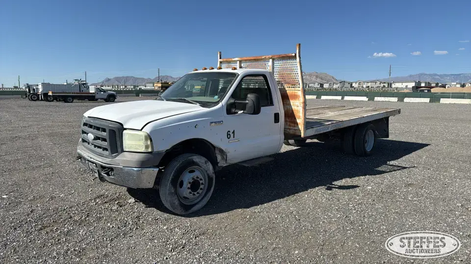 2005 Ford Super Duty F-550 XL Flatbed Truck