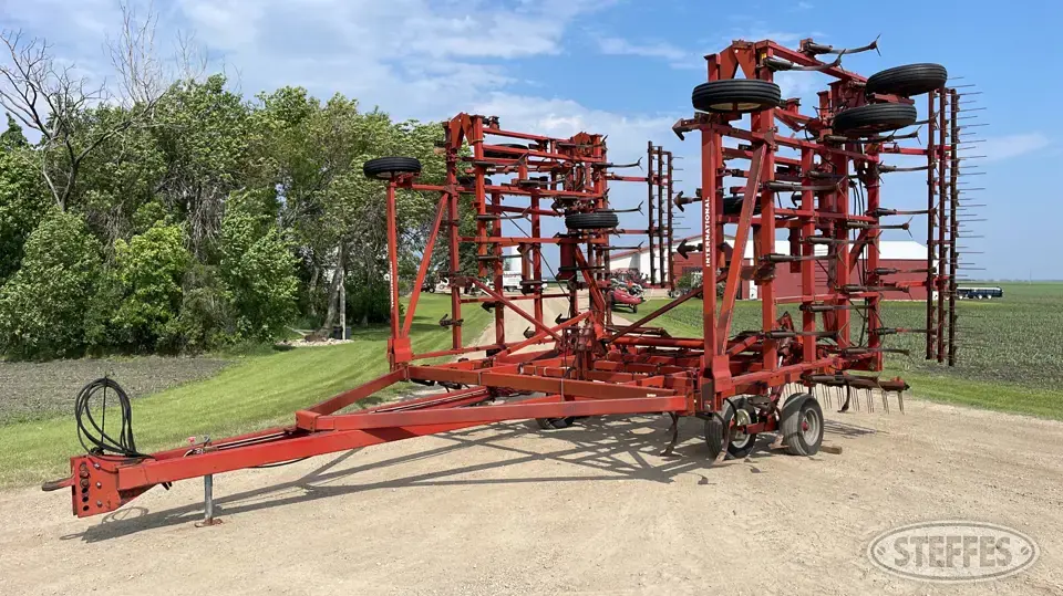 Case IH 4700 Field Cultivator